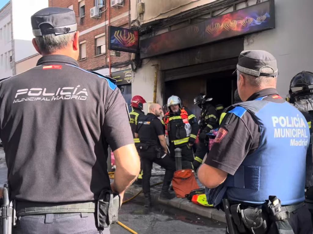 Un incendio calcina un local de cachimbas en Usera