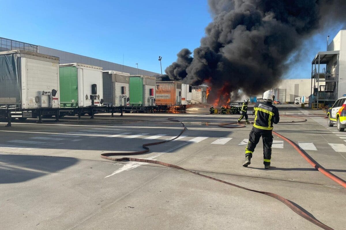 El incendio junto a la nave de Amazon en San Fernando de Henares obligó a evacuar a 296 trabajadores