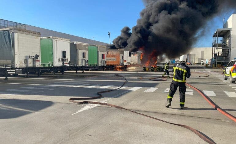 El incendio junto a la nave de Amazon en San Fernando de Henares obligó a evacuar a 296 trabajadores
