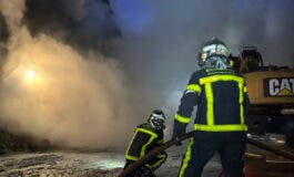 Incendio en una parcela dedicada al reciclaje de madera en San Fernando de Henares
