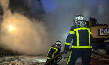Incendio en una parcela dedicada al reciclaje de madera en San Fernando de Henares