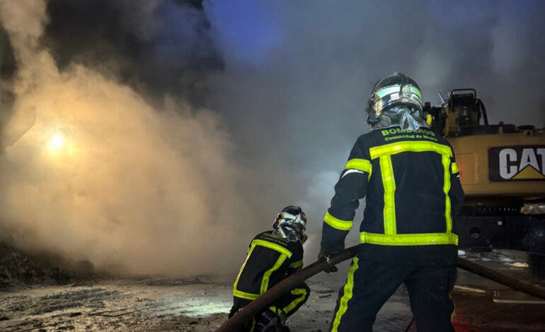 Incendio en una parcela dedicada al reciclaje de madera en San Fernando de Henares