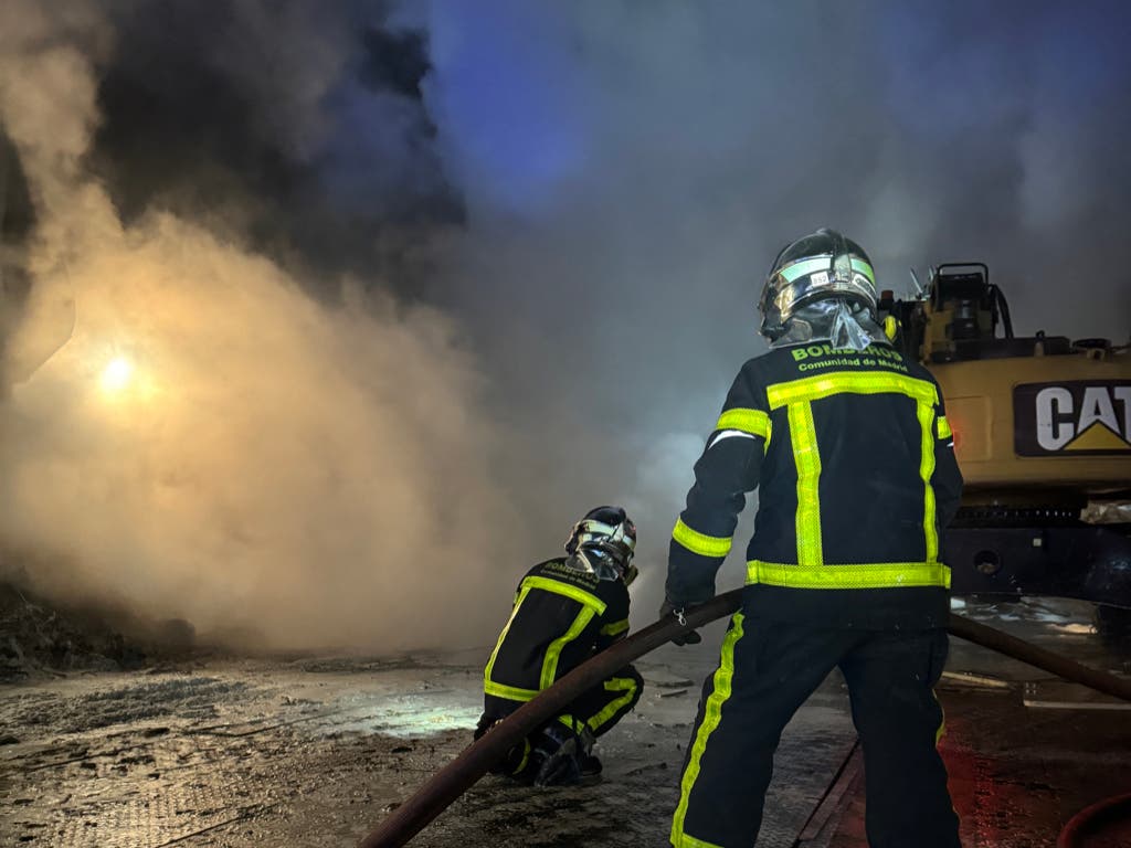 Incendio en una parcela dedicada al reciclaje de madera en San Fernando de Henares