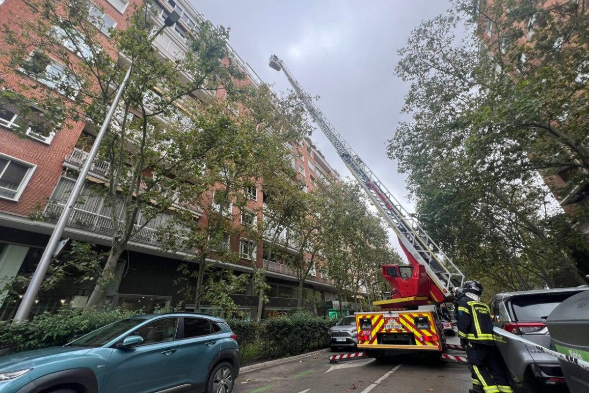 Un incendio en una vivienda en obras en la Castellana deja seis personas atendidas por humo
