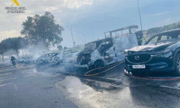 Dos detenidos por provocar con un cigarro el incendio de 11 coches en Xanadú