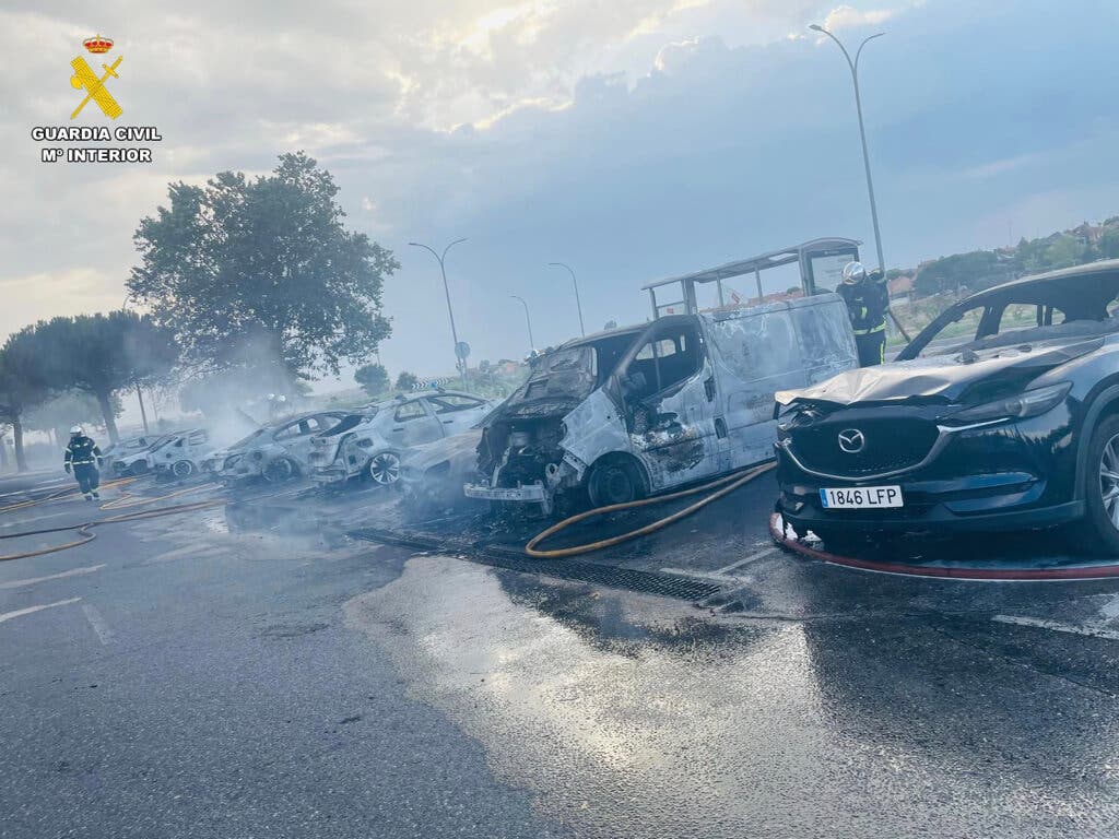 Dos detenidos por provocar con un cigarro el incendio de 11 coches en Xanadú