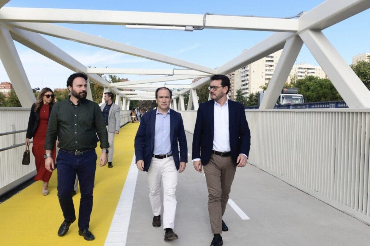 Madrid abre la nueva pasarela que une Puente y Villa de Vallecas para cruzar la M-40 a pie o en bicicleta