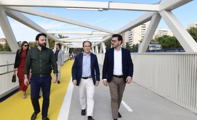 Madrid abre la nueva pasarela que une Puente y Villa de Vallecas para cruzar la M-40 a pie o en bicicleta