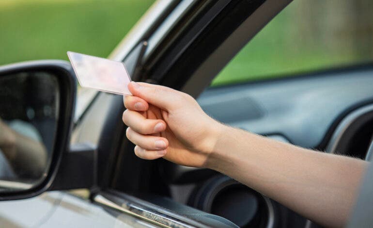 Europa aprueba el nuevo carné de conducir, que podrá sacarse desde los 17 años