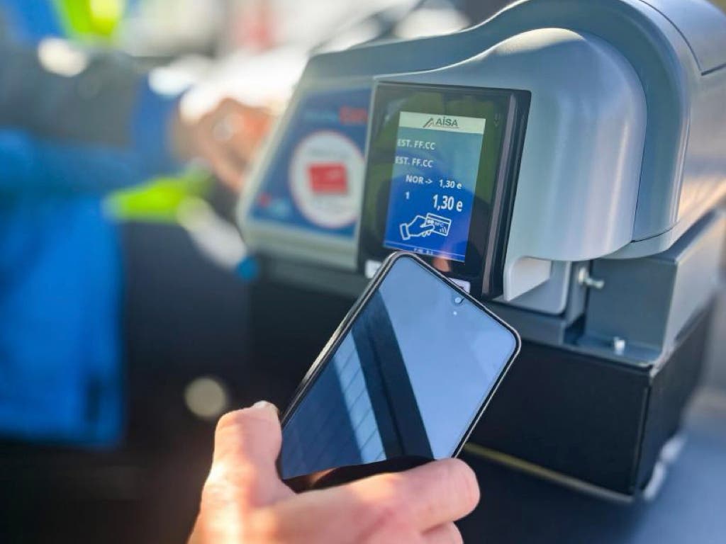 El 20 % de los billetes sencillos en autobuses interurbanos de Madrid ya se paga con tarjeta o móvil