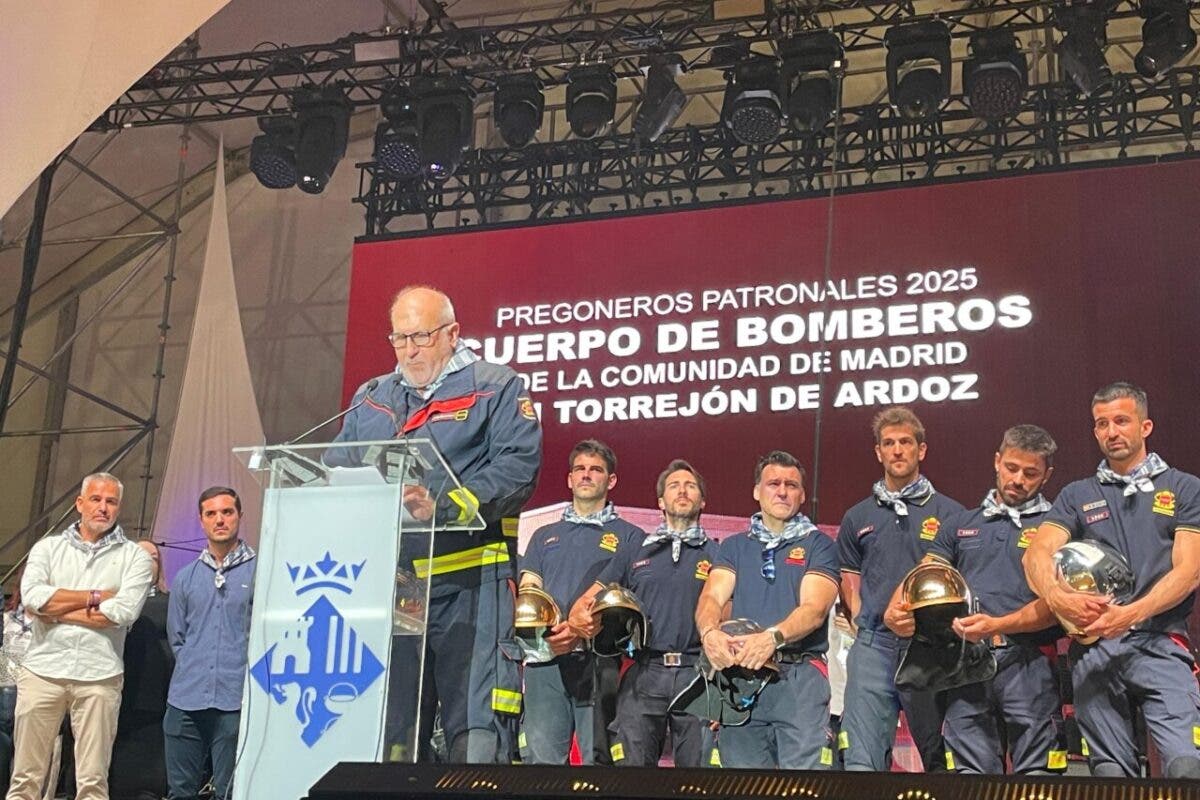 Ofrenda multitudinaria y pregón de los Bomberos en el arranque de las Fiestas Patronales de Torrejón