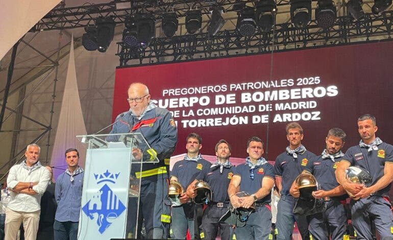 Ofrenda multitudinaria y pregón de los Bomberos en el arranque de las Fiestas Patronales de Torrejón