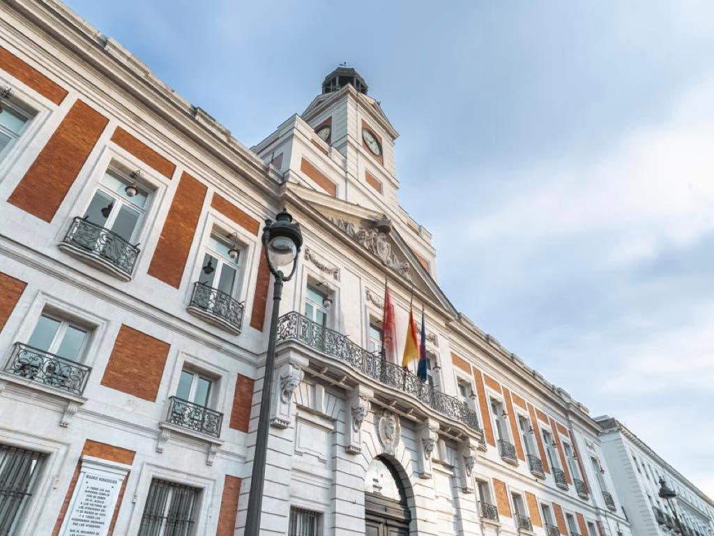 Ayuso recurrirá ante la Audiencia Nacional el nuevo intento del Gobierno de declarar la Real Casa de Correos lugar de Memoria Democrática