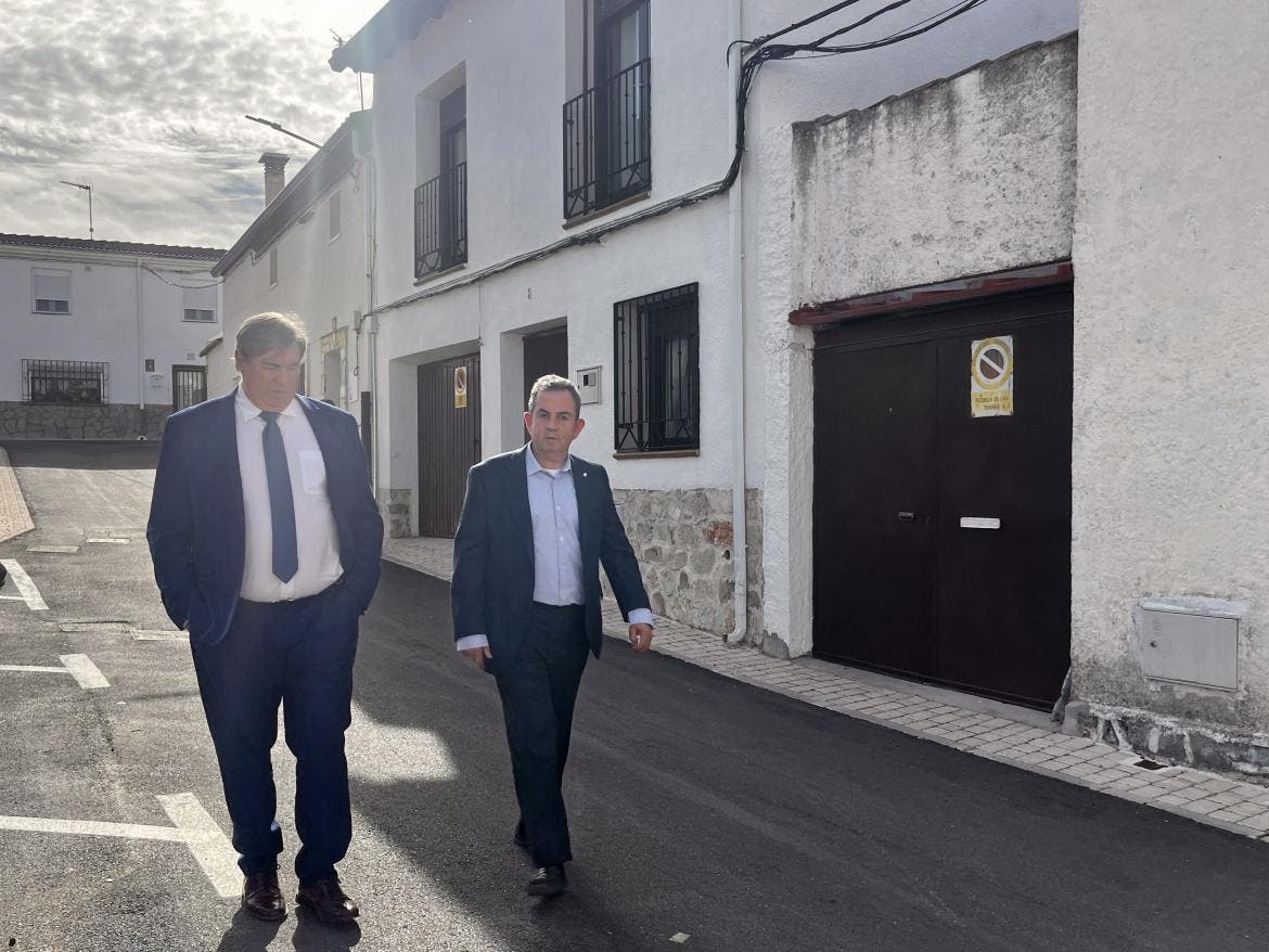 Dos hombres caminando por una calle remodelada en Pezuela de las Torres