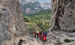 Rescatan tras seis horas a un joven escalador herido al caer ocho metros en La Pedriza