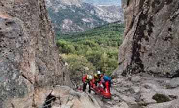 Rescatan tras seis horas a un joven escalador herido al caer ocho metros en La Pedriza