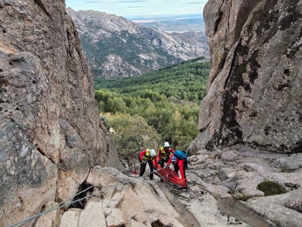 Rescatan tras seis horas a un joven escalador herido al caer ocho metros en La Pedriza