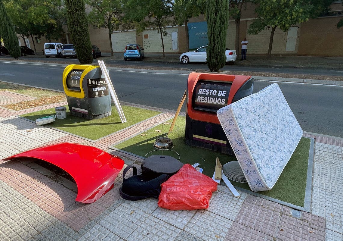 Desde 90 euros de multa en Torrejón por dejar la basura fuera de los contenedores