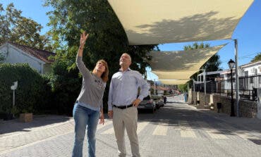 Los toldos contra el calor de Ambite superan la prueba y volverán el próximo verano