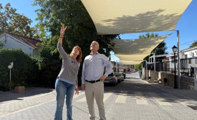 Los toldos contra el calor de Ambite superan la prueba y volverán el próximo verano