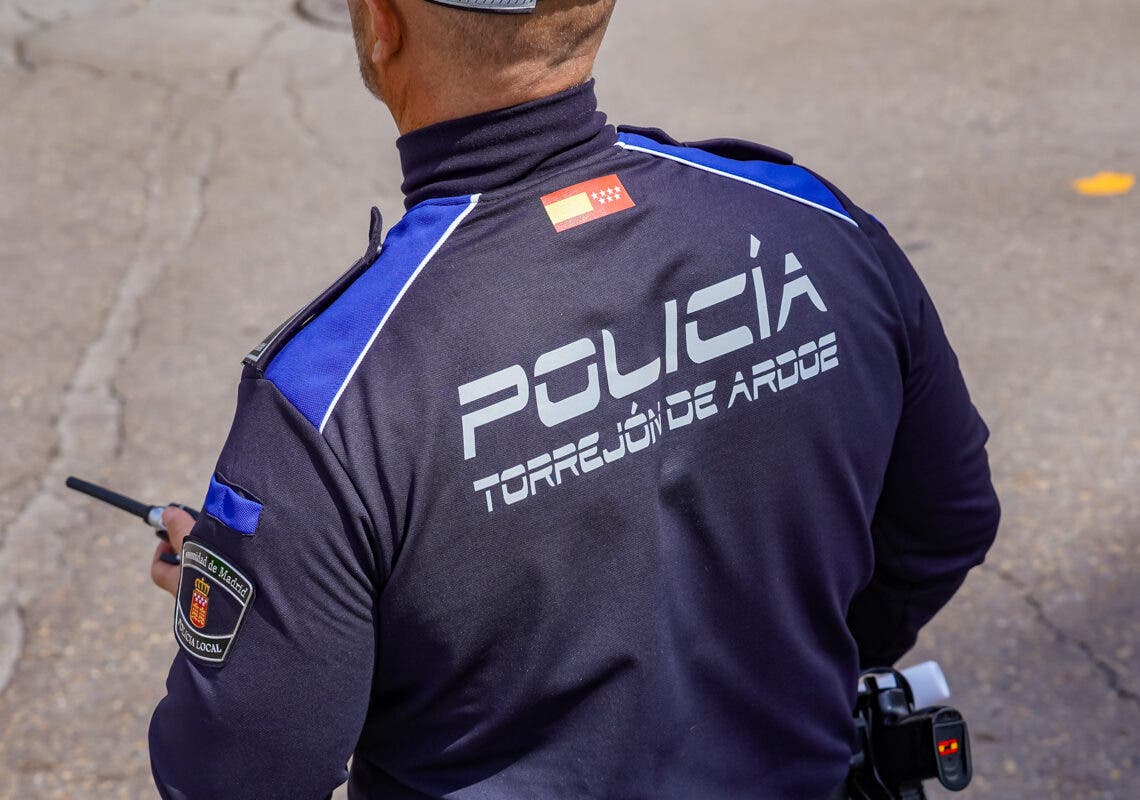 Torrejón ya multa con 200 euros a los usuarios de patinetes que circulan sin casco o por la acera