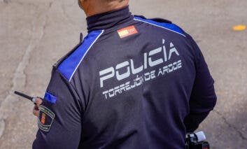 Torrejón ya multa con 200 euros a los usuarios de patinetes que circulan sin casco o por la acera