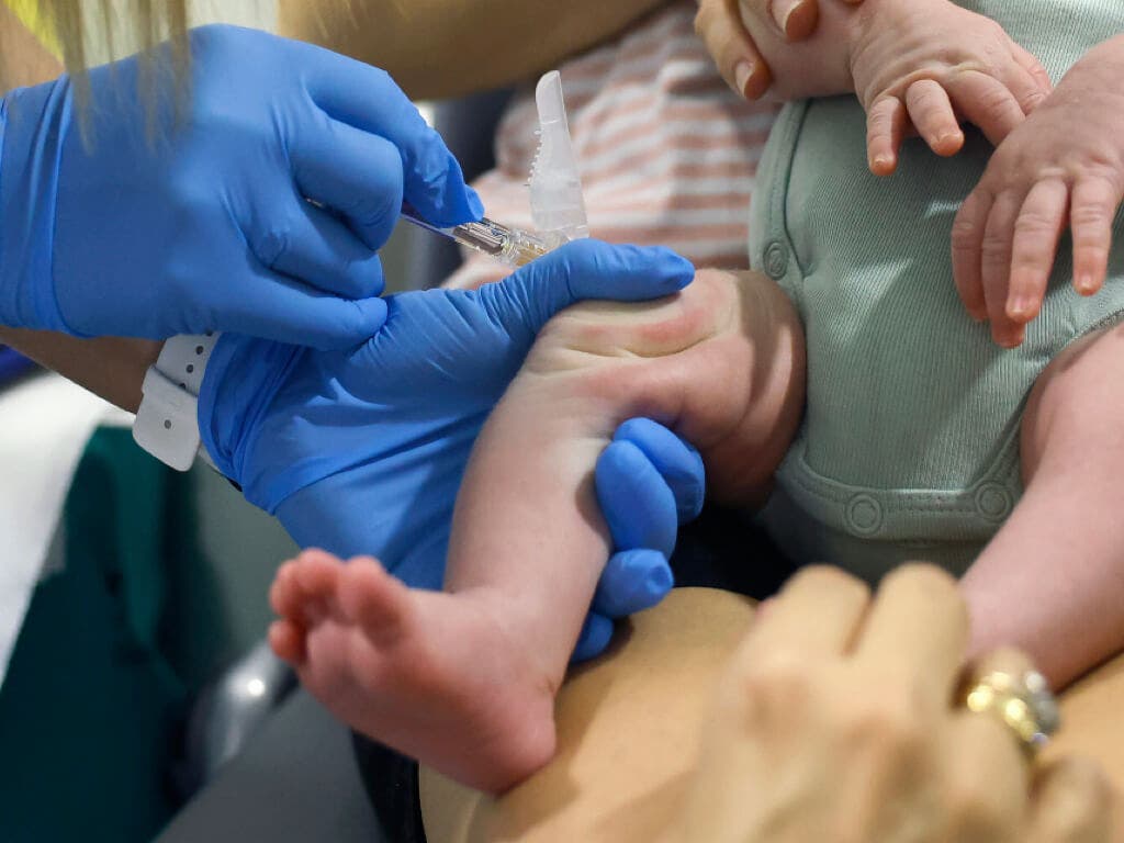 Madrid vacuna desde hoy a 50.000 bebés contra el virus que causa la bronquiolitis