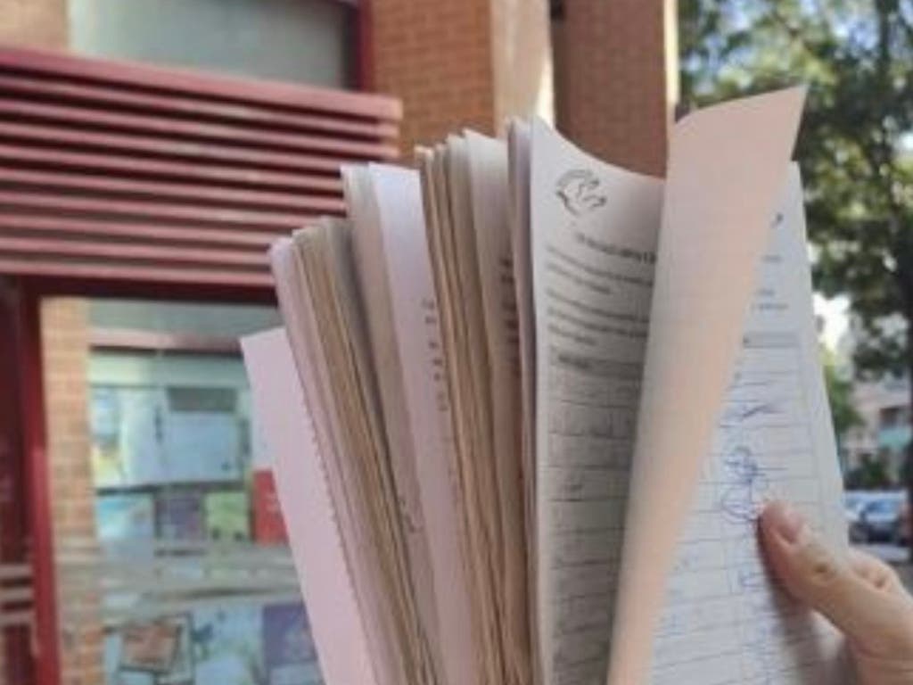 Vecinos de Valleaguado entregan más de 2.000 firmas al Ayuntamiento de Coslada para exigir la reparación urgente de calles y aceras