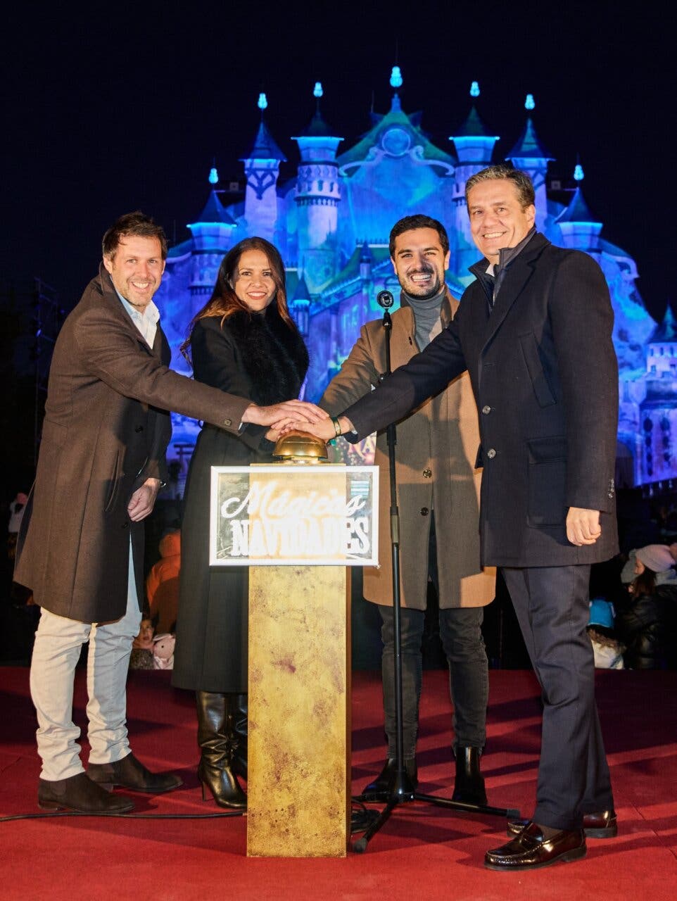 Cuatro personas en la inauguración de las Mágicas Navidades de Torrejón