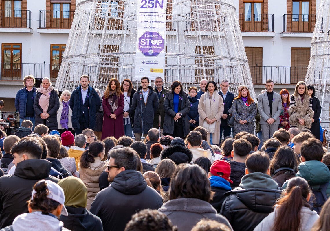 Torrejón de Ardoz conmemora el Día Internacional contra la Violencia de Género con un emotivo acto en la Plaza Mayor