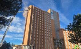 Arranca la demolición de la torre del 12 de Octubre con la grúa más grande de España