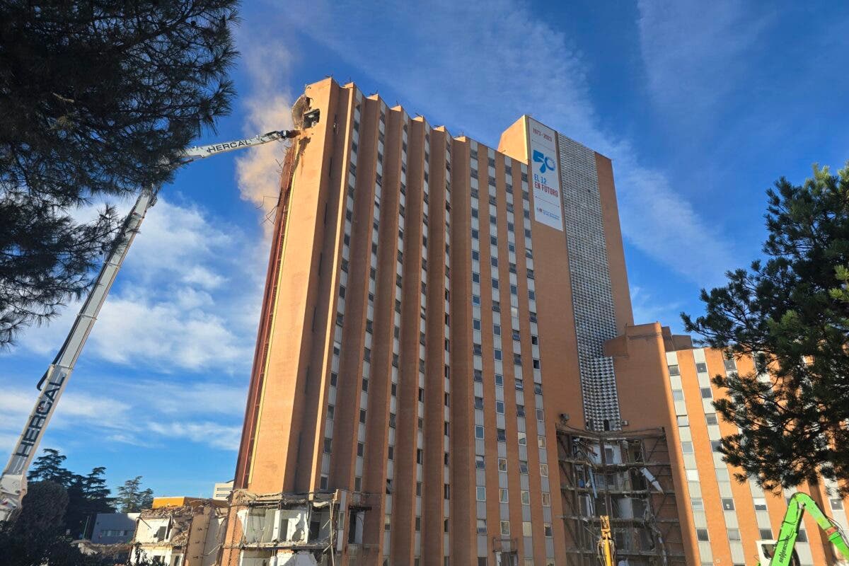 Arranca la demolición de la torre del 12 de Octubre con la grúa más grande de España