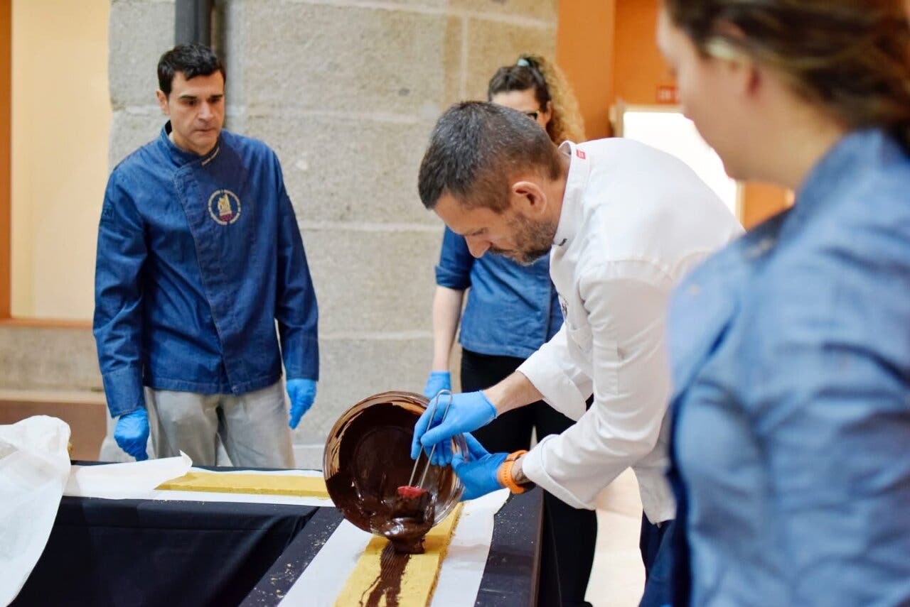 Chef preparando el turrón más grande del mundo en Madrid.