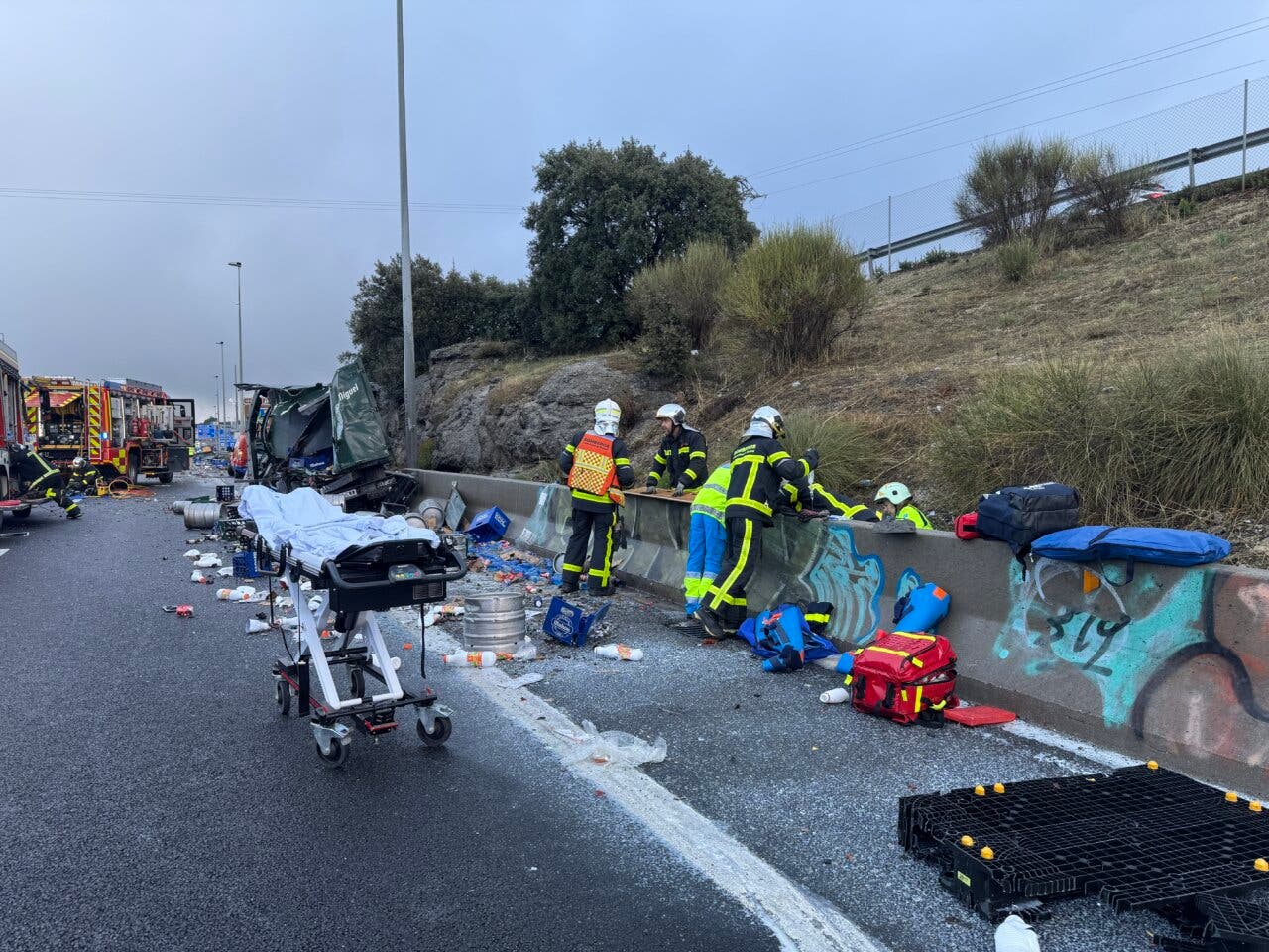 Accidente en la A-6 con bomberos atendiendo a los heridos