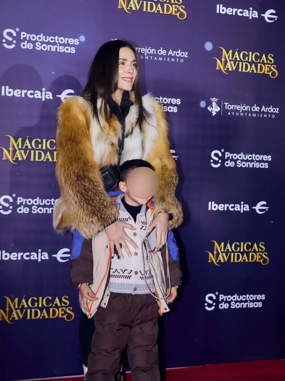 Mujer con abrigo de piel en la inauguración de Mágicas Navidades