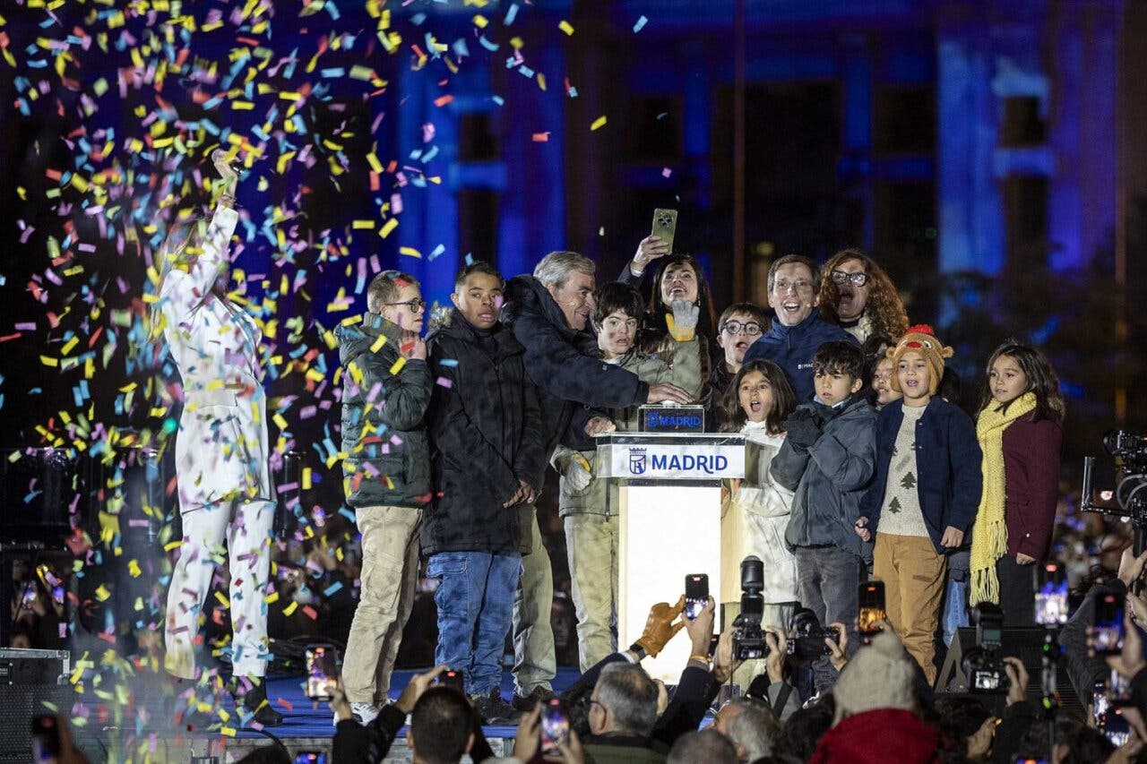 Ceremonia de encendido del alumbrado navideño en Madrid con confeti