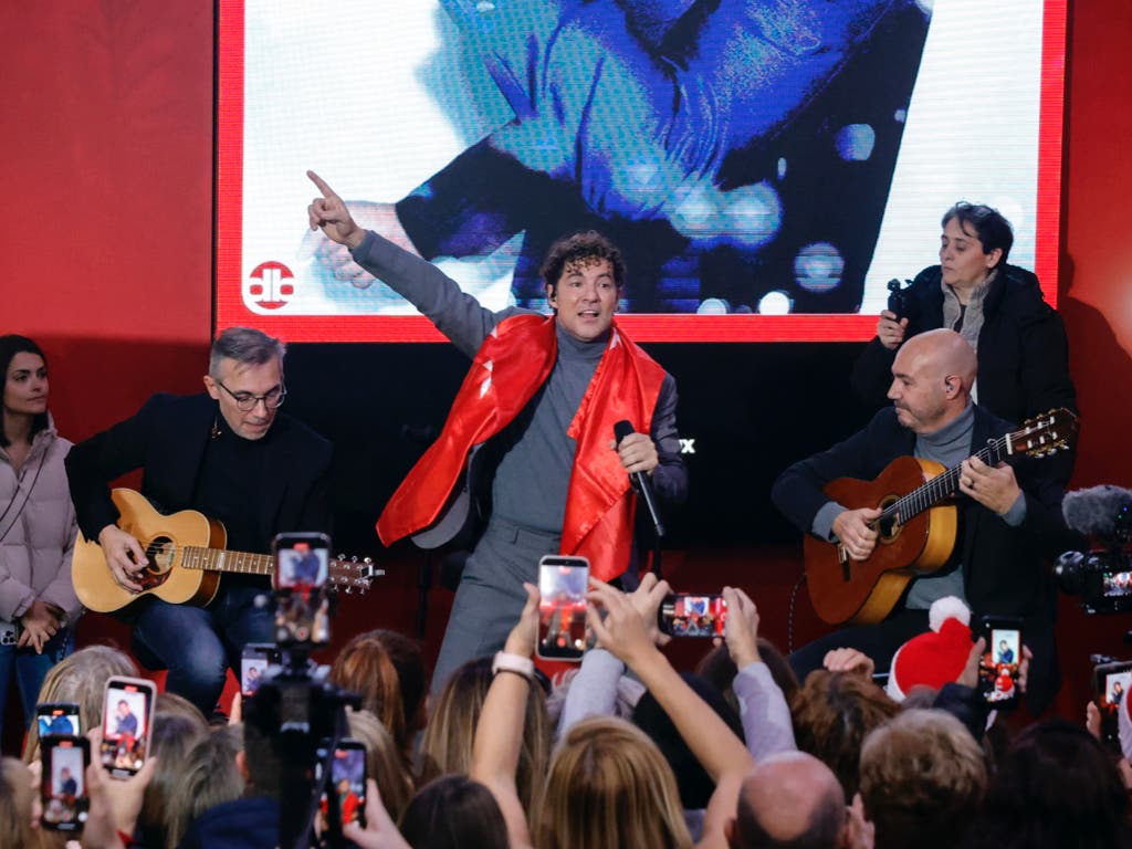 Concierto sorpresa de Bisbal en el Metro de Madrid para inaugurar el Tren Mágico de la Navidad