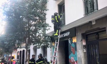 Diez intoxicados por humo en un incendio en Chueca y dos trasladados al hospital