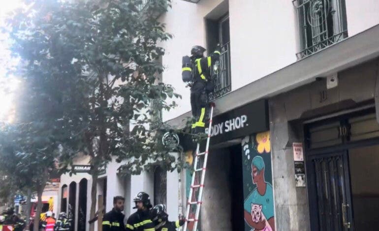 Diez intoxicados por humo en un incendio en Chueca y dos trasladados al hospital