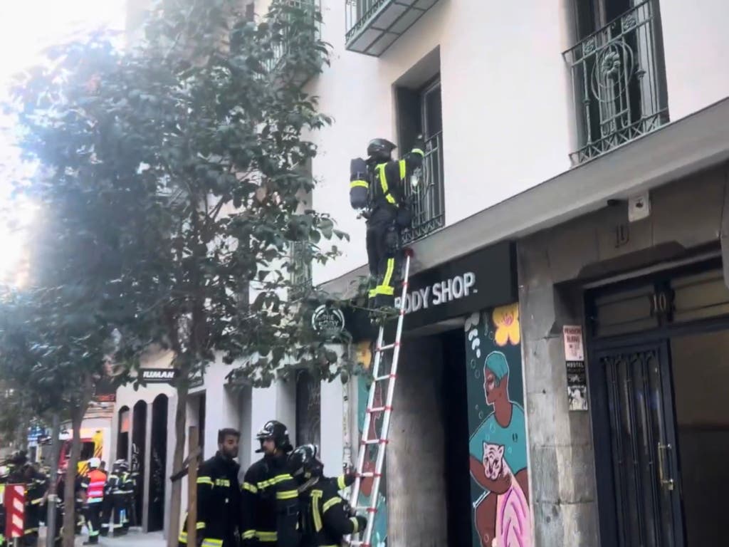 Diez intoxicados por humo en un incendio en Chueca y dos trasladados al hospital