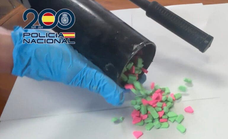 Golpe policial en Coslada, Parla, Collado Villalba y Vicálvaro contra una red que enviaba droga oculta en bombones y juguetes para gatos