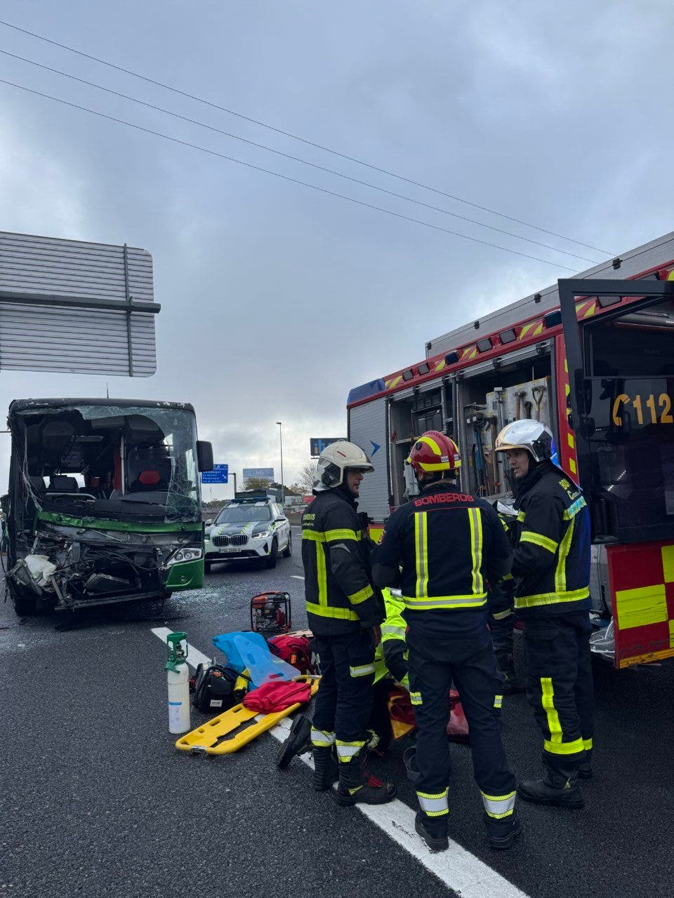 Bomberos atendiendo a heridos en un accidente de tráfico en la A-6.