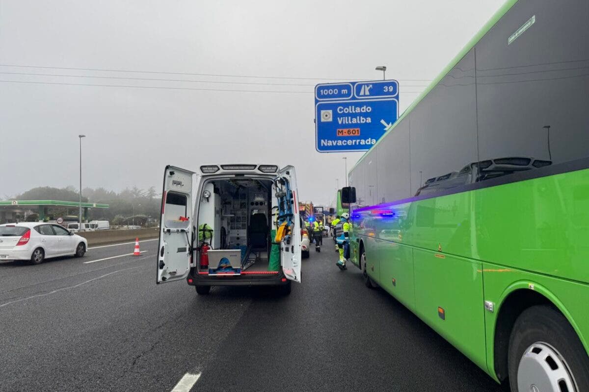 24 heridos, dos graves, en un accidente en la A-6 entre un autobús, una furgoneta y un camión en Collado Villalba