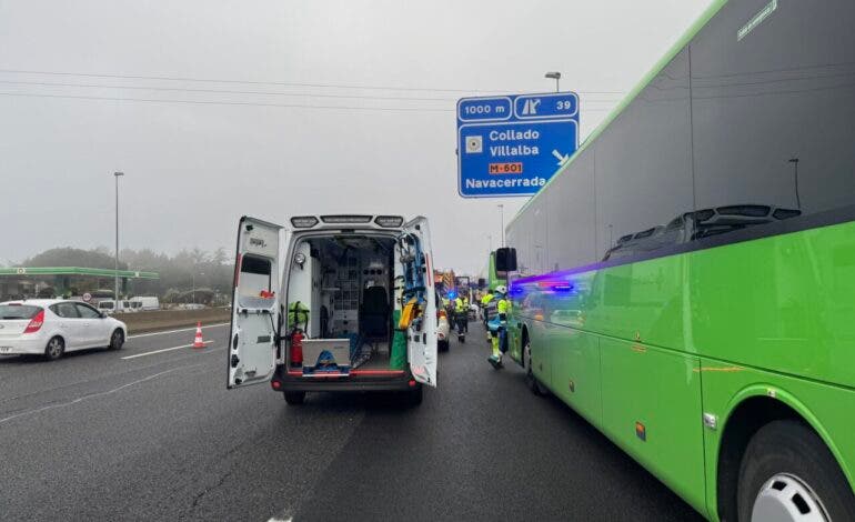24 heridos, dos graves, en un accidente en la A-6 entre un autobús, una furgoneta y un camión en Collado Villalba