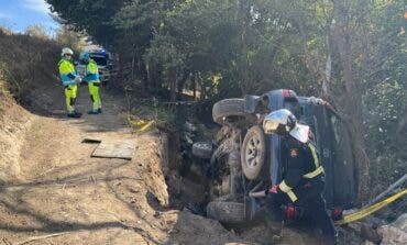 Dos heridos leves al volcar un coche en un camino de tierra en Arganda del Rey