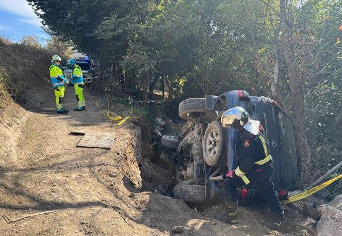 Dos heridos leves al volcar un coche en un camino de tierra en Arganda del Rey