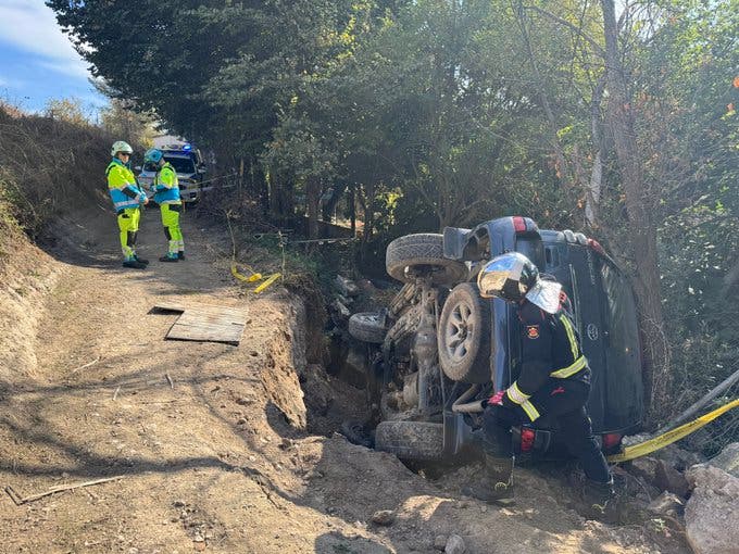 Dos heridos leves al volcar un coche en un camino de tierra en Arganda del Rey