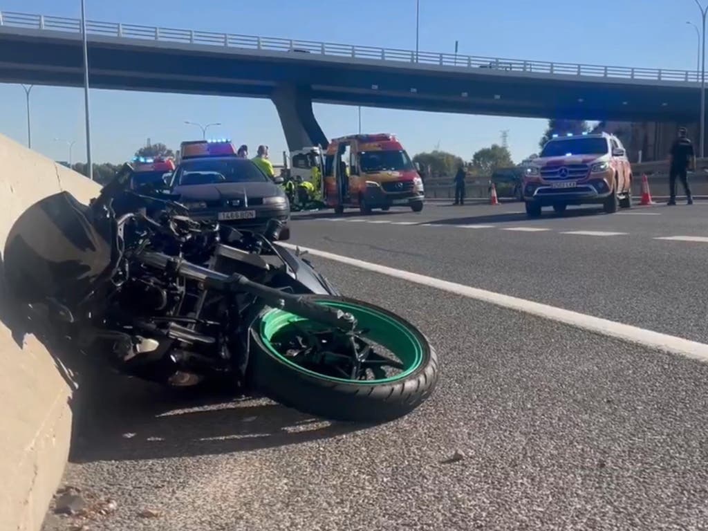 Muere un motorista tras chocar contra un turismo en la A-3, en Vicálvaro