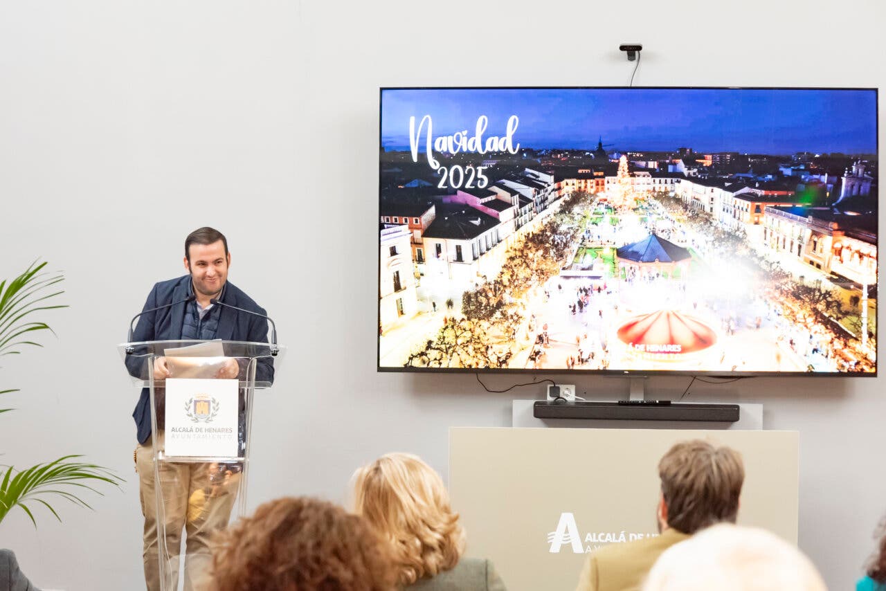 Presentación del evento navideño en Alcalá de Henares con un fondo iluminado.