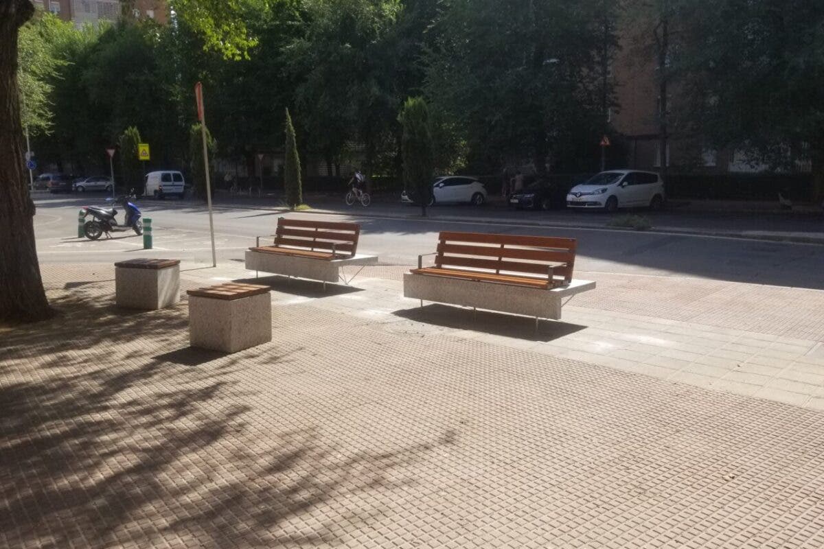 Alcalá de Henares destina más de un millón de euros a renovar bancos, papeleras y vallas en sus barrios